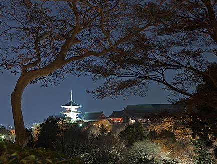 Japan, Kyoto, Pagode des Kiyomizu dera Tempels bei Nacht mit Stadt - FLF000039