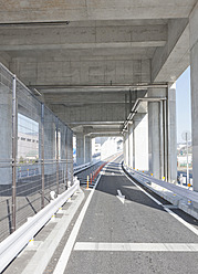 Japan, Ibaraki, Blick auf leere Autobahn - FLF000045