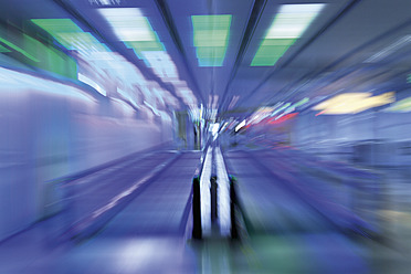 Deutschland, Bayern, München, Blick auf den Flughafen zur Rushhour - TCF002421