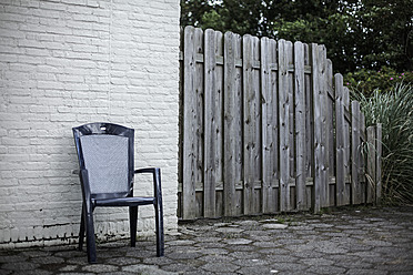 Niederlande, Stuhl gegen Backsteinmauer - DWF000160