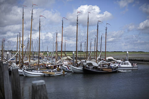 Niederlande, Segelboote im Hafen vertäut, lizenzfreies Stockfoto