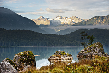 Österreich, Steiermark, Blick auf den Altausseer See mit dem Dachstein - HHF004110