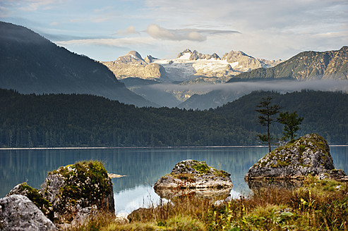Austria, Styria, View of Lake Altaussee with Mount Dachstein - HHF004110