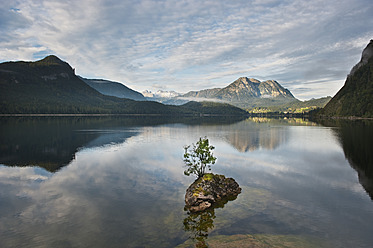 Austria, Styria, View of Lake Altaussee with Mount Dachstein - HHF004109