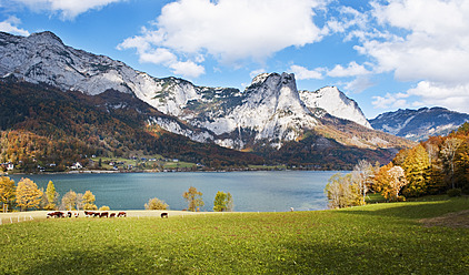 Österreich, Steiermark, Blick auf den Grundlsee mit Bergen - HHF004107