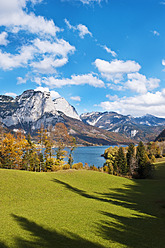 Austria, Styria, View of Lake Grundlsee with mountains - HHF004106