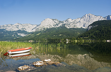 Österreich, Steiermark, Blick auf den Grundlsee mit Bergen - HHF004105