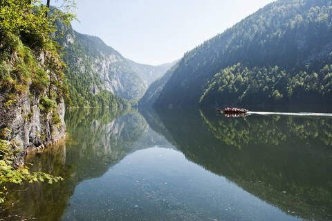 Österreich, Steiermark, Blick auf den Toplitzsee mit Berg, lizenzfreies Stockfoto