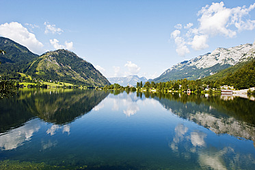 Österreich, Steiermark, Blick auf den Grundlsee mit Bergen - HHF004102