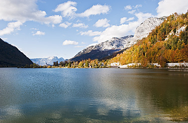 Österreich, Steiermark, Blick auf den Grundlsee mit Bergen - HHF004101