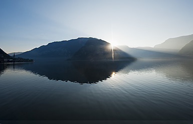 Österreich, Oberösterreich, Blick auf den Hallstätter See bei Sonnenaufgang - HHF004100