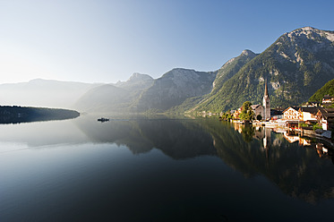 Österreich, Oberösterreich, Blick auf den Hallstätter See bei Sonnenaufgang - HHF004099