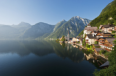 Österreich, Oberösterreich, Blick auf den Hallstätter See - HHF004098