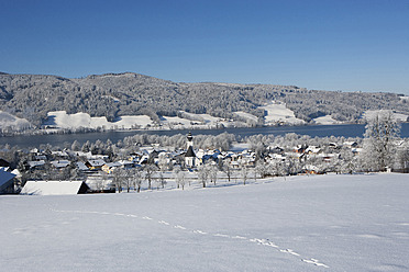 Österreich, Blick auf Zell am Moos mit Irrsee im Hintergrund - WWF002280