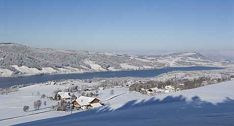 Österreich, Blick auf verschneite Agrarlandschaft, im Hintergrund der Irrsee - WWF002278