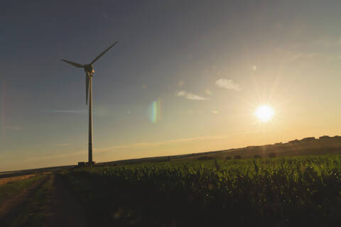 Deutschland, Sachsen, Blick auf eine Windkraftanlage im Feld, lizenzfreies Stockfoto