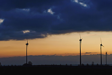 Deutschland, Sachsen, Blick auf Windkraftanlage gegen bewölkten Himmel - MJF000011