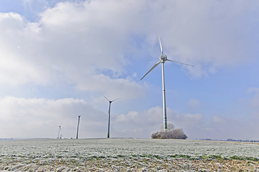 Deutschland, Sachsen, Blick auf eine Windkraftanlage am Ufer - MJF000009