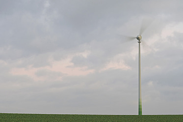 Deutschland, Sachsen, Blick auf Windkraftanlage gegen bewölkten Himmel - MJF000006