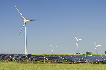 Deutschland, Sachsen, Ansicht einer Windkraftanlage mit Solarpanel - MJF000002