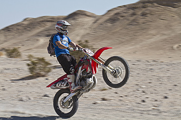 USA, Kalifornien, Motocrosser beim Wheelie in Palm Desert - FFF001274