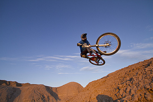 USA, Kalifornien, Mountainbiker springt in die Luft - FFF001279