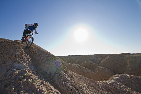 USA, Kalifornien, Mountainbiker auf Berggipfel fahrend - FFF001280