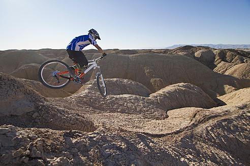 USA, Kalifornien, Mountainbiker springt in die Luft - FFF001281