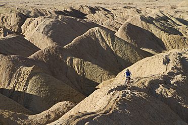 USA, California, Mountain biker cycling on mountain top - FFF001282