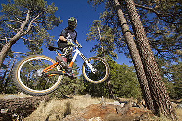 USA, Kalifornien, Mountainbiker springt in die Luft - FFF001286