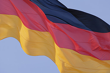 Deutschland, Berlin, Ansicht der deutschen Flagge, Nahaufnahme - TCF002457