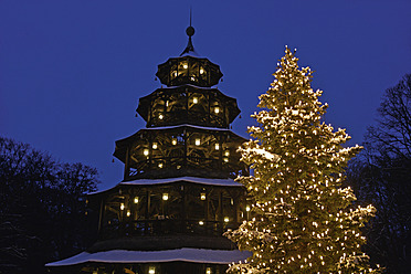 Deutschland, Bayern, München, Weihnachtsmarkt am Chinesischen Turm - TCF002451