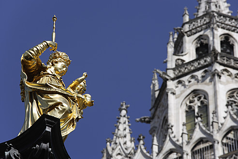 Deutschland, Bayern, München, Marienstatue mit Rathaus - TCF002438