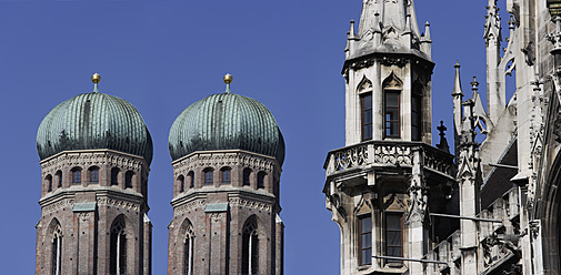 Deutschland, Bayern, München, Rathaus und Türme der Frauenkirche - TCF002437