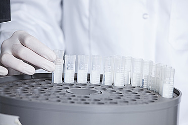 Deutschland, Bayern, München, Wissenschaftlerin hält Reagenzglas für medizinische Forschung im Labor - RBF000813