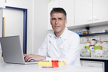 Deutschland, Bayern, München, Wissenschaftlerin mit Laptop im Labor, Portrait - RBF000826