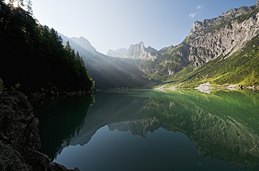 Austria, Salzburg County, View of Lake Hinterer Gosausee with mountains - HHF004128