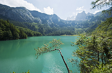 Österreich, Land Salzburg, Blick auf den Hinteren Gosausee mit Bergen - HHF004129