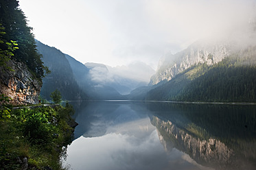 Österreich, Land Salzburg, Blick auf den Vorderen Gosausee mit Bergen - HHF004130