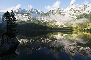 Österreich, Land Salzburg, Blick auf den Vorderen Gosausee mit Bergen - HHF004131