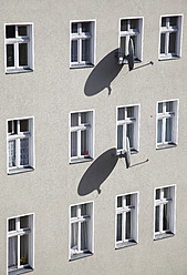 Deutschland, Berlin, Hausfassade mit Satellitenschüsseln - JMF000121