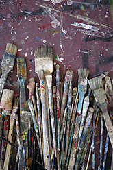 Variety of used paintbrushes - JMF000123