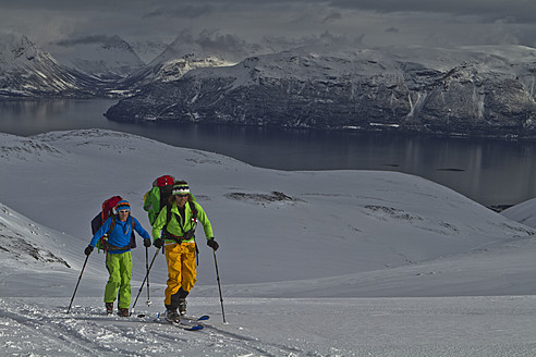 Norwegen, Lyngen, Skitourengeher bergauf - FFF001302