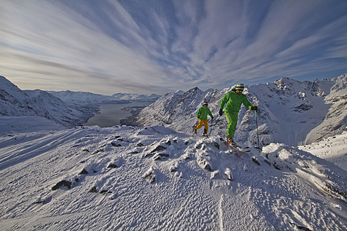 Norwegen, Skifahrer beim Bergwandern - FFF001295