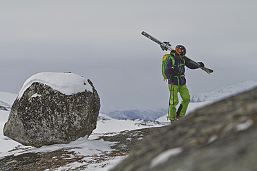Schweden, Skifahrer beim Bergaufgehen - FFF001307
