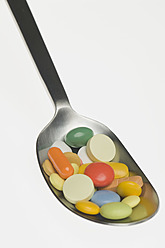 Medikamente im Löffel vor weißem Hintergrund - CRF002199