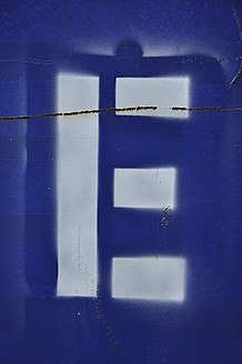 Weißer Sprühlack Buchstabe E auf Blau, Nahaufnahme - AXF000019