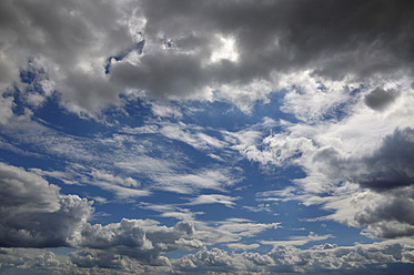 Blick auf den bewölkten Himmel - AXF000041