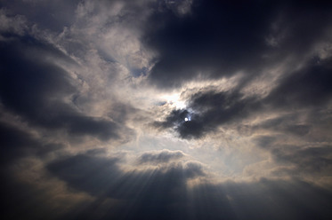 Deutschland, Blick auf Gewitterwolken und Sonne - AXF000042