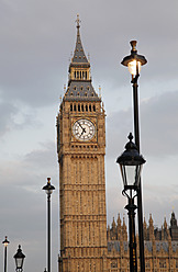 England, London, Blick auf den Turm Big Ben und die Straßenlaterne - JMF000138